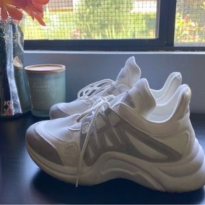 Women’s sneakers size 8.5